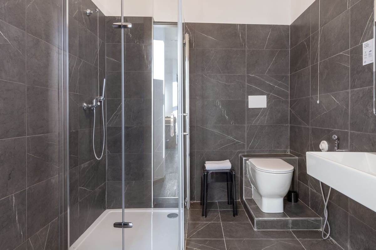 Een douche, een regendouche, milieuvriendelijk toiletgerief