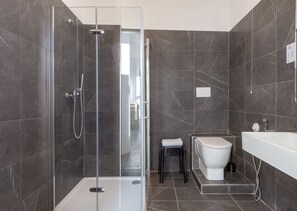 Douche, douche à « effet pluie », articles de toilette écologiques