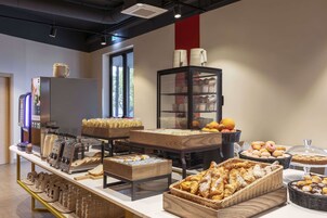 Un'area buffet con diversi cibi e un angolo caffè.