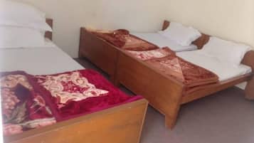 Quarto triplo standard | Ferros/tábuas de passar roupa, Wi-Fi de cortesia