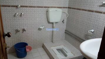 Chuveiro, produtos de toalete grátis, chinelos, toalhas de banho