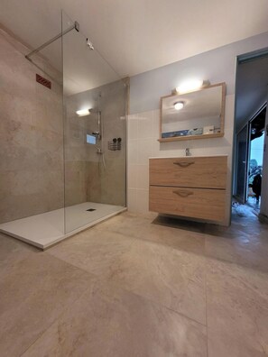 Dusche, Haartrockner, Seife, Shampoo