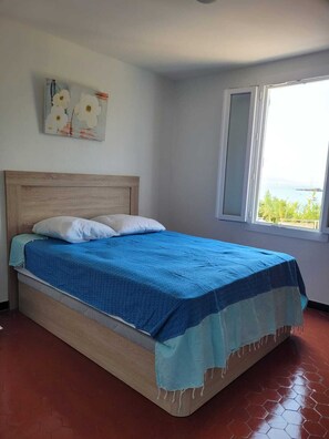 3 bedrooms, iron/ironing board, travel cot, wheelchair access