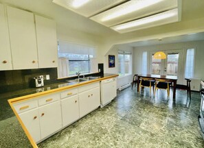 冰箱、微波炉、烤箱、炉灶