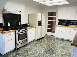 冰箱、微波炉、烤箱、炉灶