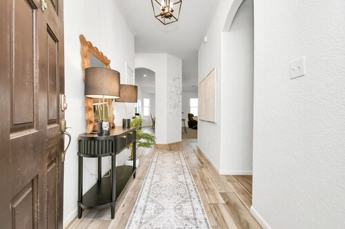 Cinco Ranch Furnished 1 Story Home, King Beds, Walking Trail, Sleeps 6+