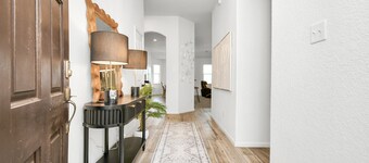 Cinco Ranch Furnished 1 Story Home, King Beds, Walking Trail, Sleeps 6+