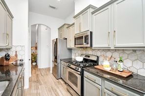 Fridge, microwave, oven, stovetop - Cinco Ranch Furnished 1 Story Home, King Beds, Walking Trail, Sleeps 6+ (Katy)