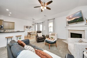 智能電視、壁爐、Netflix、書籍