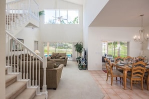 Casa, varias camas (Christine's West Haven Vacation Home) | Sala de estar