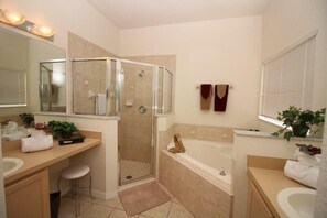 Casa, varias camas (Christine's West Haven Vacation Home) | Baño
