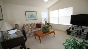 House, Multiple Beds (Christine's West Haven Vacation Home) | Living room