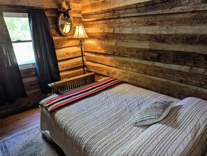 1 bedroom, free WiFi, bed sheets - Charming 1892 Log Cabin in the Blue Ridge Mountains foothills (Rutherfordton)