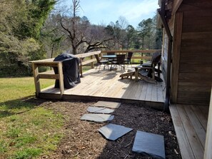 Outdoor dining - Charming 1892 Log Cabin in the Blue Ridge Mountains foothills (Rutherfordton)