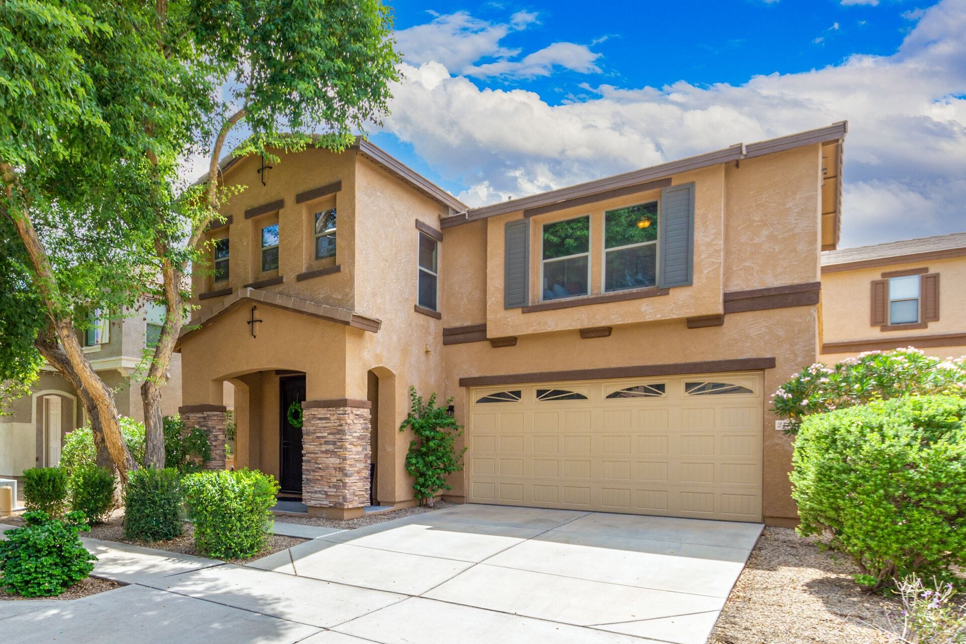 Bright & Spacious 4 Bed House with Community Pool