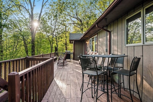 Outdoor Pool ● Near Boone & Elk ● Fire Pit ● Games ● Kids Bunks