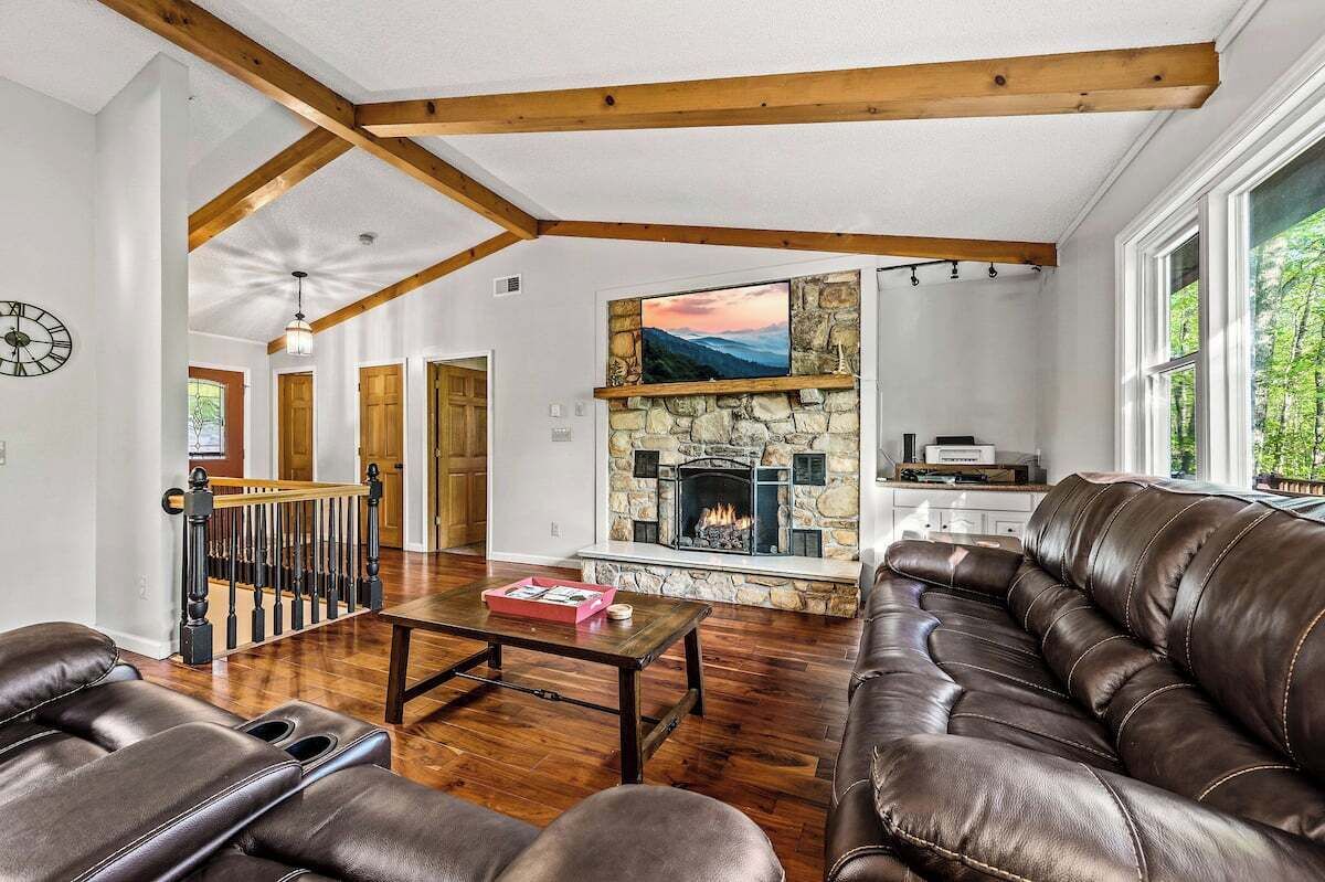 Smart-tv, een open haard, videospelletjes en een dvd-speler