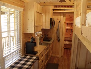 Frigorifero, microonde, piano cottura, macchina per tè/caffè