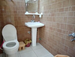 Regadera, amenidades de baño gratuitas, pantuflas, toallas 