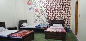 Habitación triple estándar | Tabla de planchar con plancha, wifi gratis y ropa de cama 