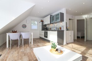 Réfrigérateur, surface de cuisson, lave-vaisselle, cafetière-théière