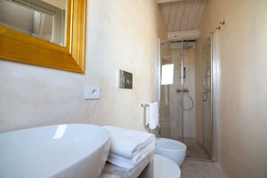 Shower, hair dryer, bidet, towels - Doxi Fountain Terrace (Gallipoli)