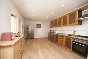 Een koelkast, een magnetron, een oven, een kookplaat