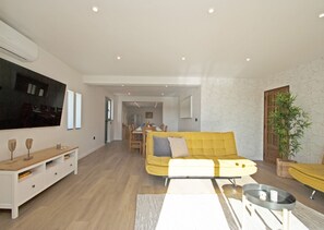 TV - Villa w/ heatable pool, BBQ & private annexes (Albufeira)