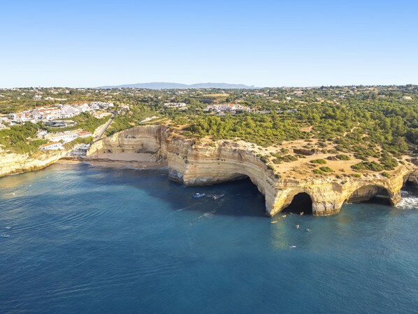 Aerial view - Villa w/ heatable pool, BBQ & private annexes (Albufeira)