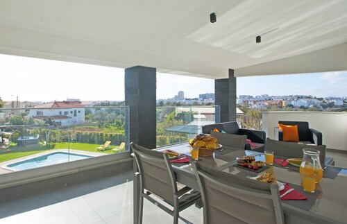 Villa w/ heatable pool, BBQ & private annexes