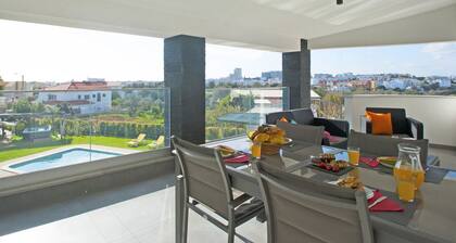 Villa w/ heatable pool, BBQ & private annexes