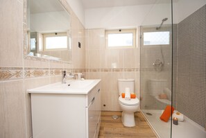 Shower, hair dryer, towels - Villa w/ heatable pool, BBQ & private annexes (Albufeira)