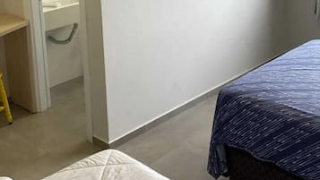 Suíte clássica, vários quartos | 1 quarto, frigobar, escrivaninha, espaço de trabalho para notebook