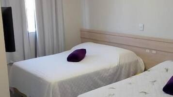 1 quarto, frigobar, escrivaninha, espaço de trabalho para notebook