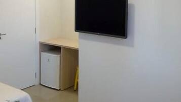 1 quarto, frigobar, escrivaninha, espaço de trabalho para notebook