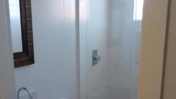 Suíte clássica, vários quartos | Banheiro | Chuveiro, secador de cabelo (mediante solicitação), toalhas de banho