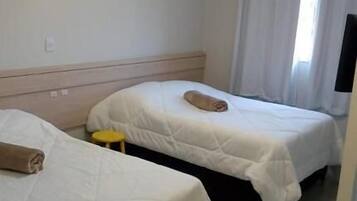 1 quarto, frigobar, escrivaninha, espaço de trabalho para notebook