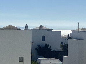 Un edificio costero con techos planos, una ventana pequeña y un campanario.