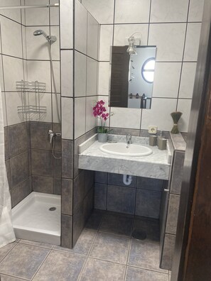 Combined shower/bathtub, hair dryer, bidet, towels - Modern 3 Bedroom Villa, Air-conditioning, WIFI, Heated Pool, UK TV (Playa Blanca)