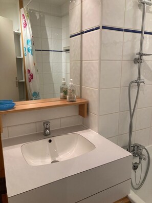 Combined shower/bathtub, hair dryer, soap, toilet paper - Spacious and clean appart. (4-6 pers.) on piste at Altispace, very centrally located (Valmorel)