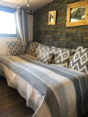 1 bedroom, iron/ironing board, travel crib, WiFi - Charming super sauze apartment (Enchastrayes)