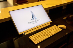 Un écran d’ordinateur affiche le logo de l’hôtel Porto Das Asas Park. Sur un bureau, on peut également voir un clavier et une souris.