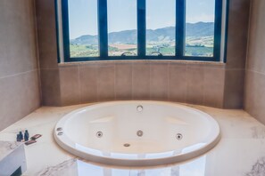 Suite presidencial | Bany | Articles de tocador gratuïts, assecador de cabells, tovalloles i sabó