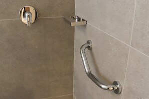 Apartamento Presidencial | Badkamer | Gratis toiletartikelen, een haardroger, handdoeken, zeep