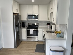 Frigorífico, microondas, horno y placa de cocina
