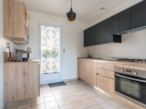 Een koelkast, een microgolfoven, een oven, een kookplaat