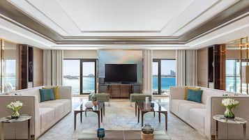 Presidentiële suite, 4 slaapkamers, uitzicht op zee | Woonruimte | Een 50-inch smart-tv met kabelzenders en een televisie