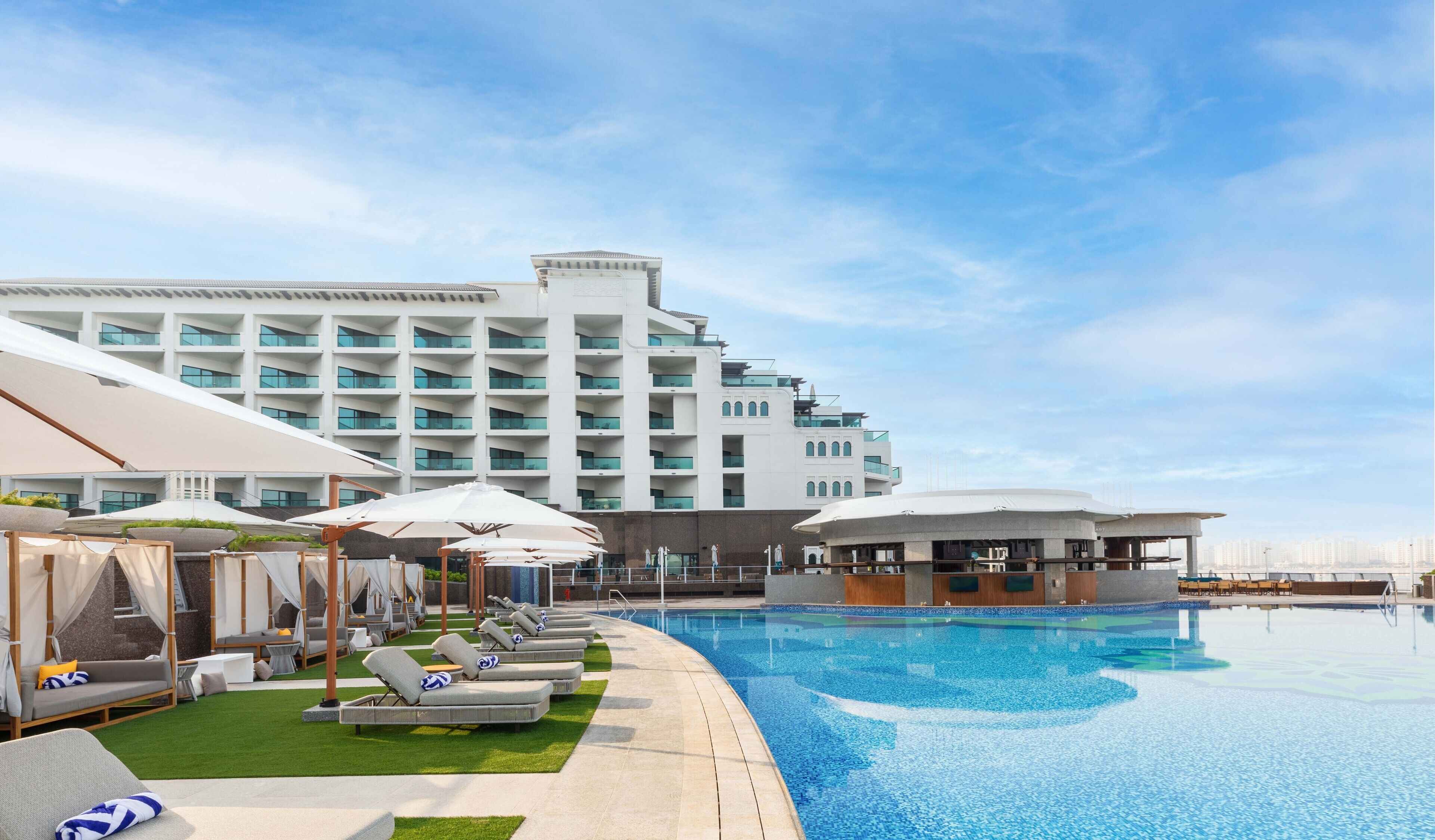 Utomhuspool, cabanor (tilläggsavgift) och parasoller