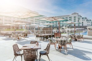 4 restaurants, breakfast, lunch, dinner served; international cuisine