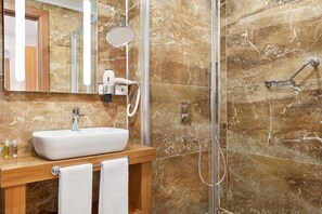 Shower, rainfall showerhead, eco-friendly toiletries, hair dryer - Ramada by Wyndham Elbistan (Elbistan)